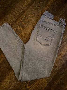 American Eagle Light Colored “Mom Jeans” - Size 6L - 30.5” inseam